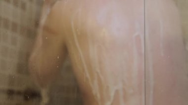 Mavili Adam bulanık camların arkasında yolcu gemisinde duş alıyor.