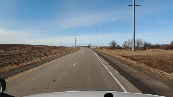 Widok POV z kabiny ciężarówki jadącej po autostradzie — Wideo stockowe