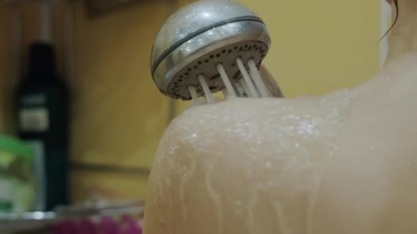 Закройте рот женщине, принимающей душ в ванной, — стоковое видео