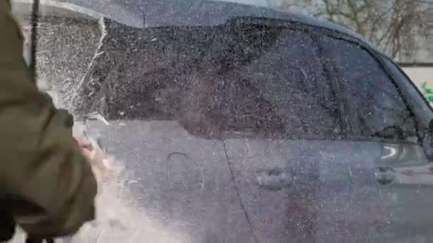 Fotage de Lavado de coches, lavado manual de coches. Vista en cámara lenta Versión 4 — Vídeo de stock