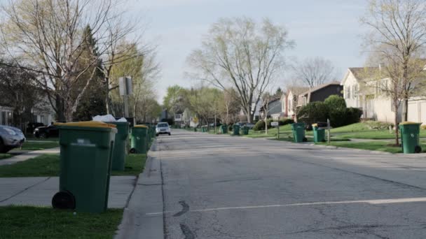 Порожня приміська вулиця, сміттєвози на вулиці для збору сміття. — стокове відео