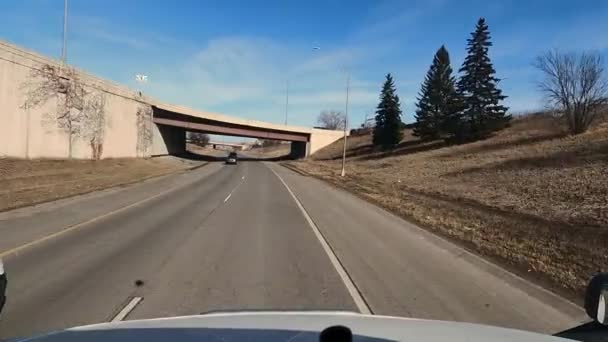 POV-Ansicht aus dem Führerhaus eines Lastwagens, der auf einer Autobahn fährt. Version 2 — Stockvideo