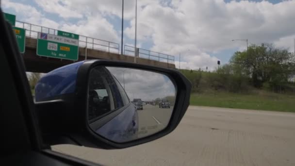 Spiegel van een auto bewegend op een snelweg — Stockvideo