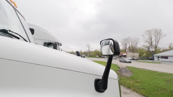 Több fehér teherautó áll a parkolóban. — Stock videók