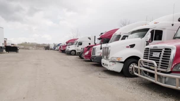 Vários caminhões velhos estão no estacionamento. — Vídeo de Stock