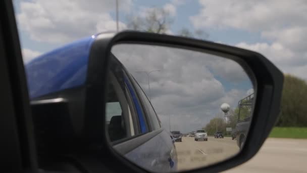 Spegel av en bil som rör sig på en motorväg Version 2 — Stockvideo