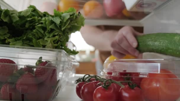 Vista interior del refrigerador, la mano toma los alimentos del refrigerador. Primer plano Versión 5 — Vídeos de Stock