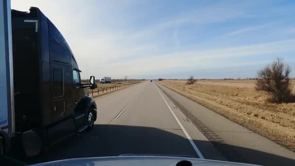 POV zicht vanuit de cabine van een vrachtwagen die op een snelweg rijdt Versie 4 — Stockvideo