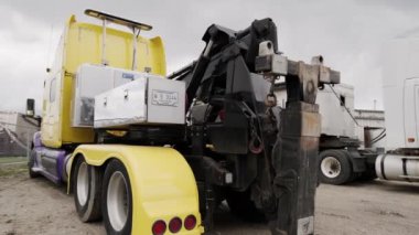 The back of the tow truck, the camera is moving