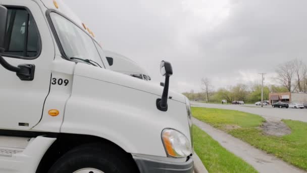 有几辆白色卡车停在停车场.移动相机 — 图库视频影像