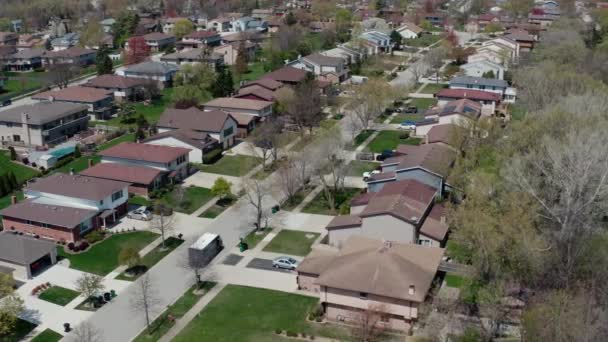 Aerial view of american suburb at summertime. Establishing shot of american neighborhood. Real estate, top down view of residential houses. Drone shot, from above — Stockvideo