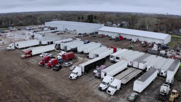 Kamyon tamir atölyesinin, servis binasının ve yakınındaki kamyonların hava aracı görüntüsü. — Stok video