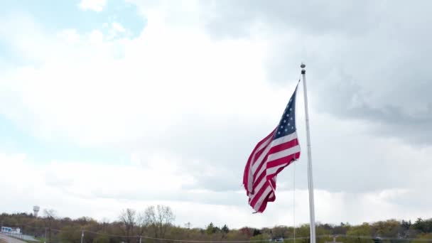 View of United States of America, USA flag, is unfurling in the wind, against the backdrop of clouds — Stockvideo