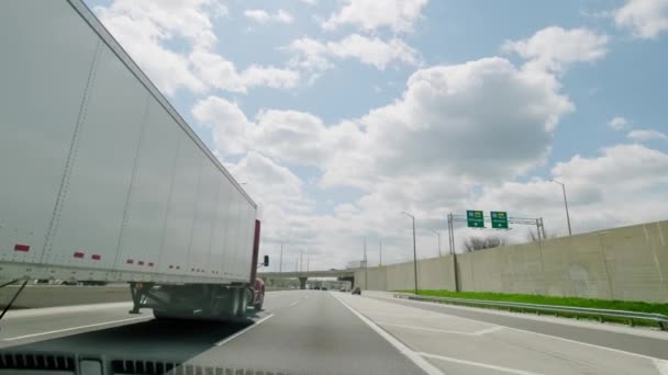 POV-Ansicht aus dem Führerhaus eines Autos, das auf einer Autobahn in der Nähe des Lastwagens fährt — Stockvideo