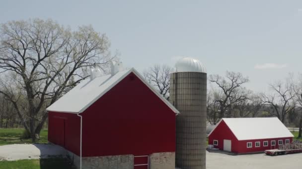 Luchtfoto van de drone van het Amerikaanse platteland. Farm, rode schuur, Landelijk landschap, Verenigde Staten — Stockvideo