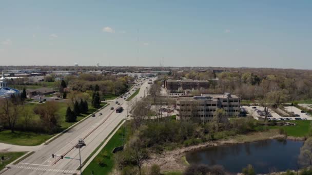 Aerial drone view of american higway in suburb at summertime. Establishing shot of american neighborhood. Real estate, top down view of residential houses. Drone shot, from above — Stok video