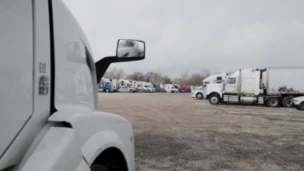 Several trucks stand in the parking lot. Move camera — Stockvideo