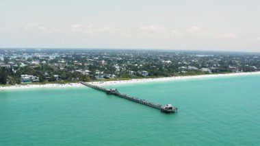 Güneşli bir günde okyanustaki rıhtımın insansız hava aracı görüntüsü. Florida ABD