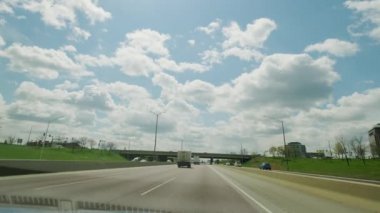 Kamyonun yakınındaki bir otoyolda taksiden POV görüntüsü. ABD