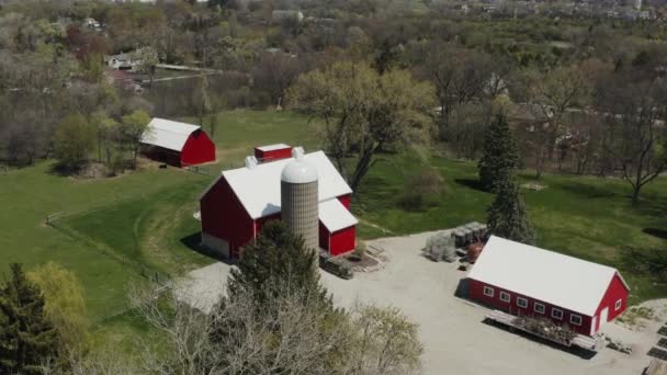 Drohnen aus der Luft. Amerikanische Landschaft. Bauernhof, rote Scheune, ländliche Landschaft, USA — Stockvideo