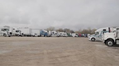 Otoparkta birkaç kamyon duruyor. Geniş açı