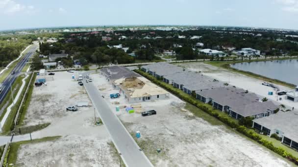 Vista aérea do drone de novo residencial com poste de treliça de madeira e vara de feixe construído enquadramento de construção. Tiro largo — Vídeo de Stock