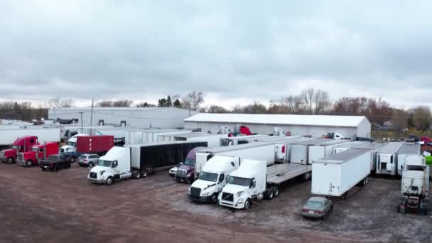 Luftaufnahme einer LKW-Werkstatt, eines Servicegebäudes und vieler Lastwagen in der Nähe. USA, verschiebe Kamera nach oben — Stockvideo