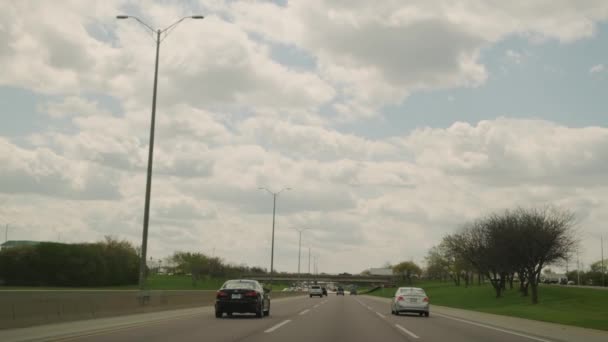 Widok POV z kabiny samochodu jadącego na autostradzie w pobliżu ciężarówki. Stany Zjednoczone. Zwolniony ruch — Wideo stockowe