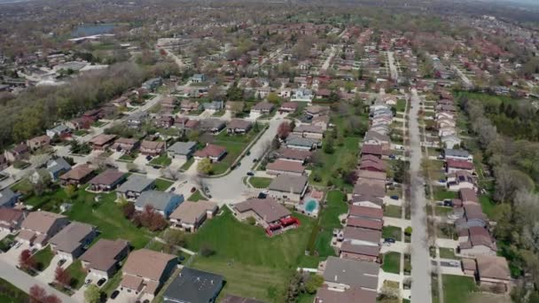 Aerial drone view of american suburb at summertime. Establishing shot of american neighborhood. Real estate, view of residential houses. — Stock Video