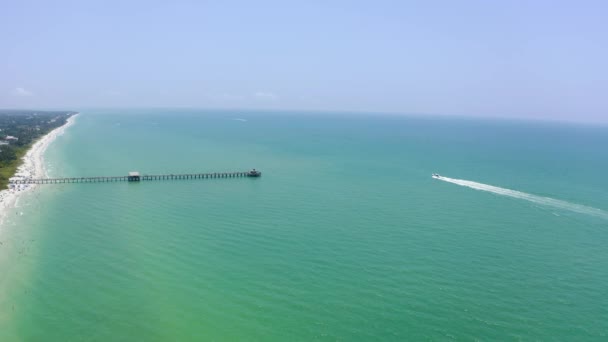 Florida EUA. Vista aérea do drone das ondas do oceano que batem na praia. Pessoas ni a praia de areia em um dia ensolarado de verão . — Vídeo de Stock