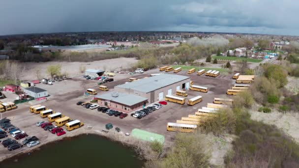 Antenn, drönare syn på bussar på väg till en parkeringsplats. — Stockvideo