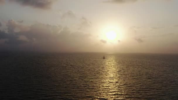 素晴らしい夕日で海や海でヨットの帆の空中ドローンビュー — ストック動画