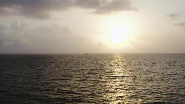 素晴らしい夕日の海や海でヨットの帆の空中ドローンショット — ストック動画