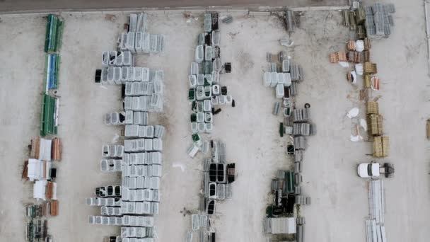 Вид с крыши беспилотника на внешнее хранилище, открытый склад, сыпучих материалов на заводе по производству сухой смеси — стоковое видео