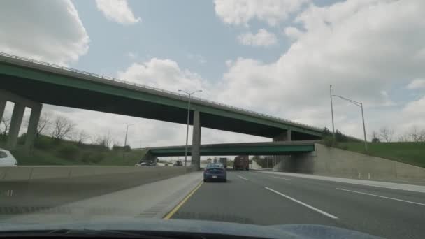 Widok POV z kabiny samochodu jadącego po autostradzie. Stany Zjednoczone — Wideo stockowe