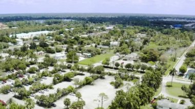 Yazın Amerikan banliyösünün insansız hava aracı görüntüsü. Amerikan Mahallesi 'nin fotoğrafını çekiyorum. Gayrimenkul. İkametgah evlerinin uzaktan kumandalı görüntüleri.