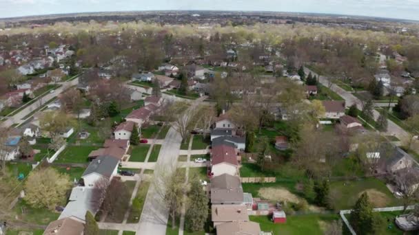 Vista aérea de drones del suburbio americano en verano. Estableciendo un plano del vecindario americano. Inmobiliaria, vista de casas residenciales. Disparo de dron, desde arriba — Vídeo de stock