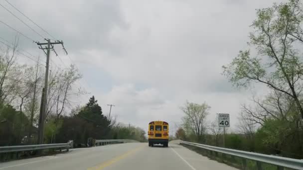 Шкільний автобус їде по дорозі. Повільний рух — стокове відео