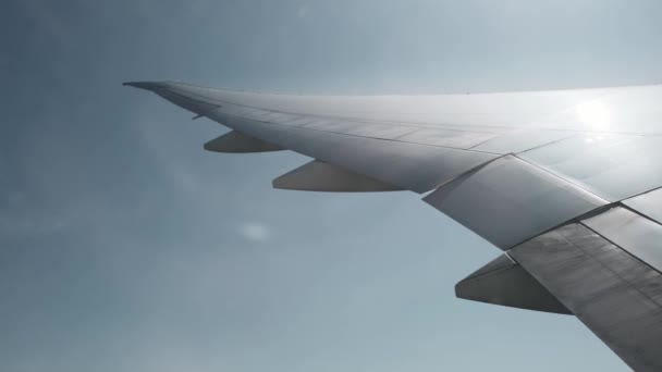 Ala del avión y nubes, vista desde el plano interior. — Vídeos de Stock