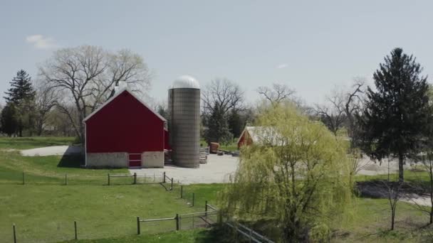 Zdjęcie drona z amerykańskiego krajobrazu wiejskiego. Gospodarstwo, czerwona stodoła, Krajobrazy wiejskie, USA — Wideo stockowe