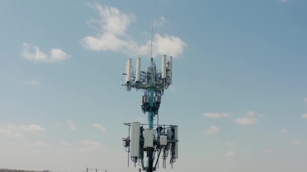 Vista aérea del dron. Imágenes de torres 5G con fondo de cielo azul. Banda ancha rural en las ciudades rurales. — Vídeos de Stock