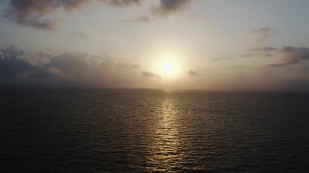 海や海の上の日没の間にカラフルな明るい雲の空中ドローンビュー, — ストック動画