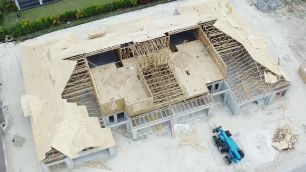 Futage de drones aéreos de nuevo residencial con poste de armadura de madera y marco de construcción de viga construida. Vista superior — Vídeos de Stock