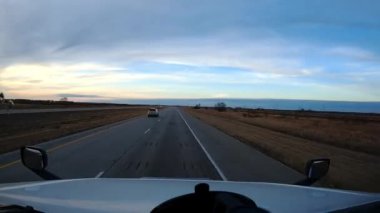 Otoyol POV görünümünde zaman sıçraması sürüşü .