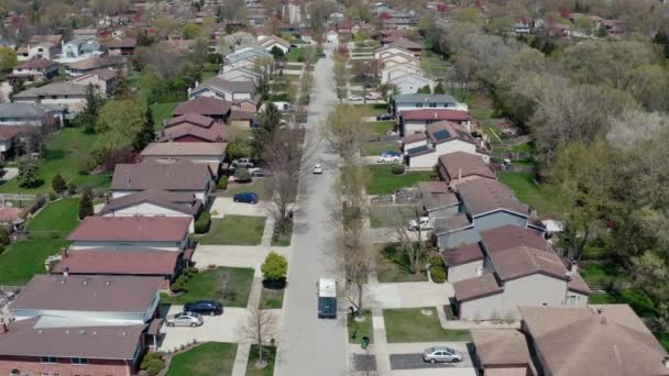 Aerial drone view of american suburb at summertime. Establishing shot of american neighborhood. Real estate, view of residential houses — Stock Video