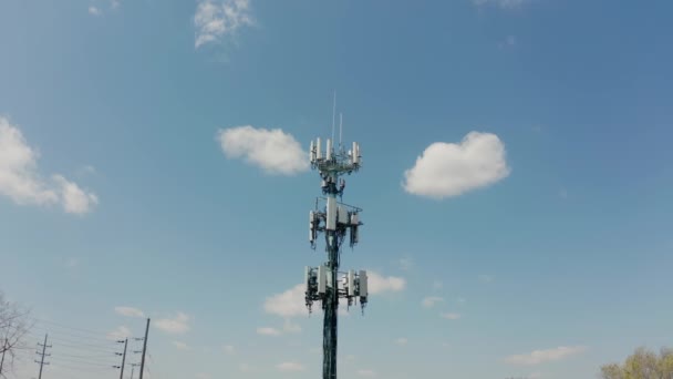 Ett luftdrönarskott. Bilder av 5G torn med blå himmel bakgrund. Bredband på landsbygden i landsbygdsstäder. — Stockvideo
