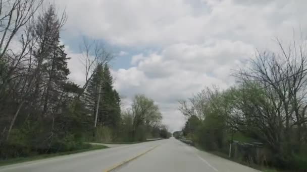 POV 는 자동차 가 시골 도로에서 운전하는 택시에서 볼 수있다. 미국. 느린 동작 — 비디오