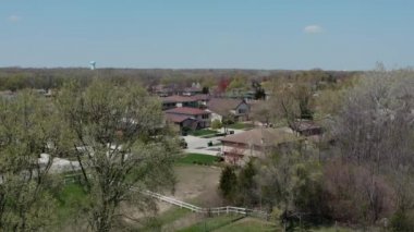 Hava aracı görüntüsü. Yazın Amerikan banliyösünde. Amerikan Mahallesi 'nin fotoğrafını çekiyorum. Gayrimenkul, ev manzarası 