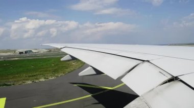 Kaçarken yolcu kabini penceresinden havaalanını izliyordum. Yavaş çekim