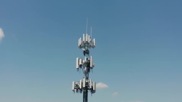 Flygdrönare bilder av 5G torn med blå himmel bakgrund. Bredband på landsbygden i landsbygdsstäder. — Stockvideo